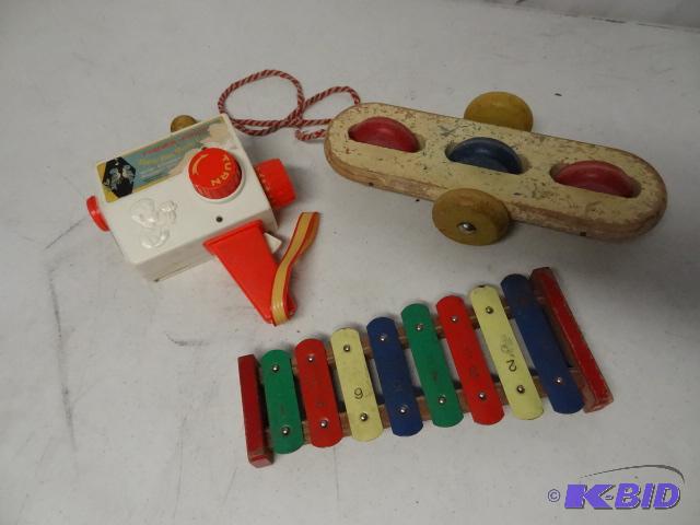 lot 70 image: 3 toys...
