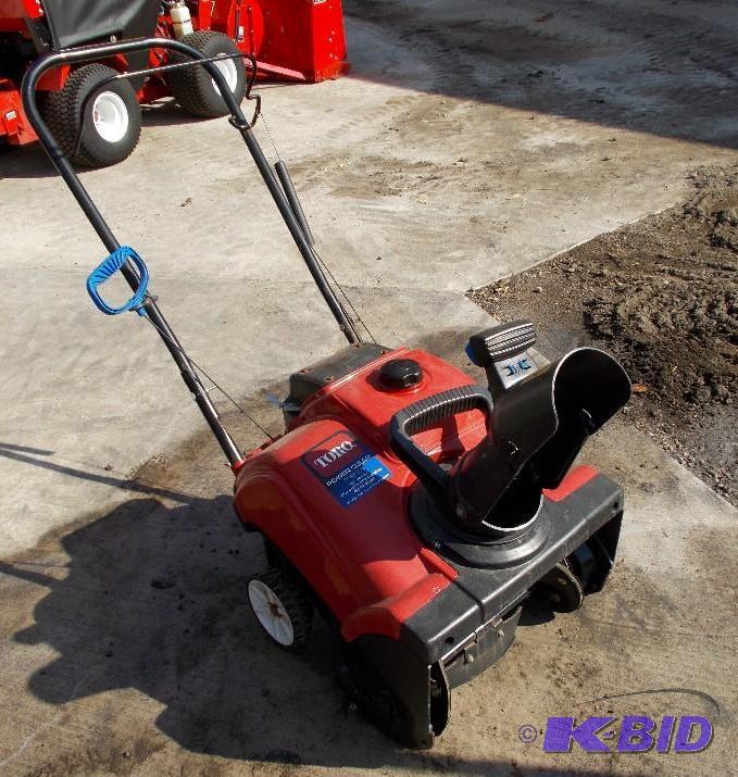 lot 15 image: Toro Power Clean Model 418ZP Snow Blower   87...