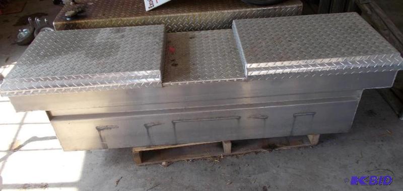 lot 24 image: Weather Guard Brand Pick Up Truck Be Tool Box...