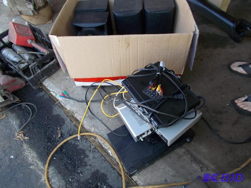 lot 45 image: 1 Lot of Assorted&nbspElectronic Items Inclu...