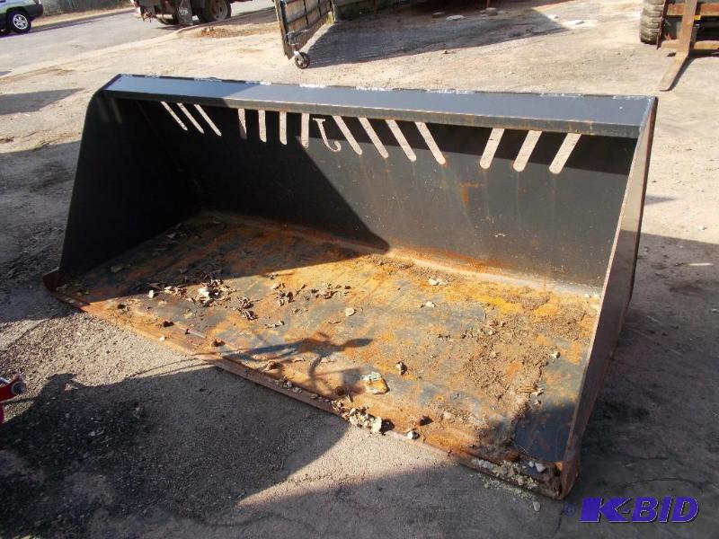 lot 6 image: Universal Mount Bobcat Skid Loader Skid Steer...