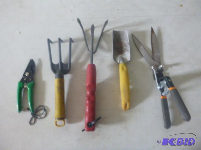 lot 113 image: Miscellaneous Garden Tools...