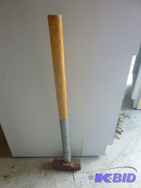 lot 138 image: 8 Pound Maul...