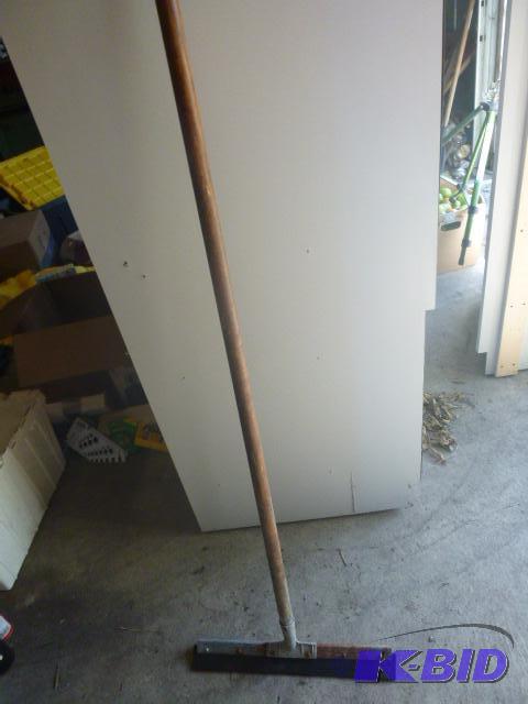 lot 150 image: 18" Squeegee ...