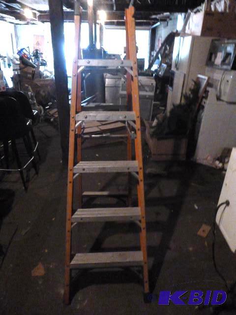 lot 6 image: 6 Fiberglass Ladder Needs a new top....