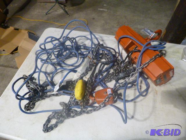lot 62 image: Dayton Electric Chain Hoist Model #4Z811B - 5...
