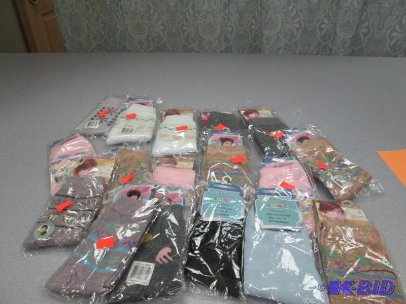 Qty 17 pairs of socks size 18-25CM in differe...