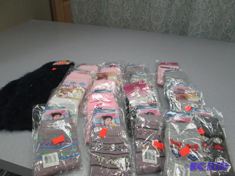 Qty 19 pairs of socks size 18-25CM in differe...