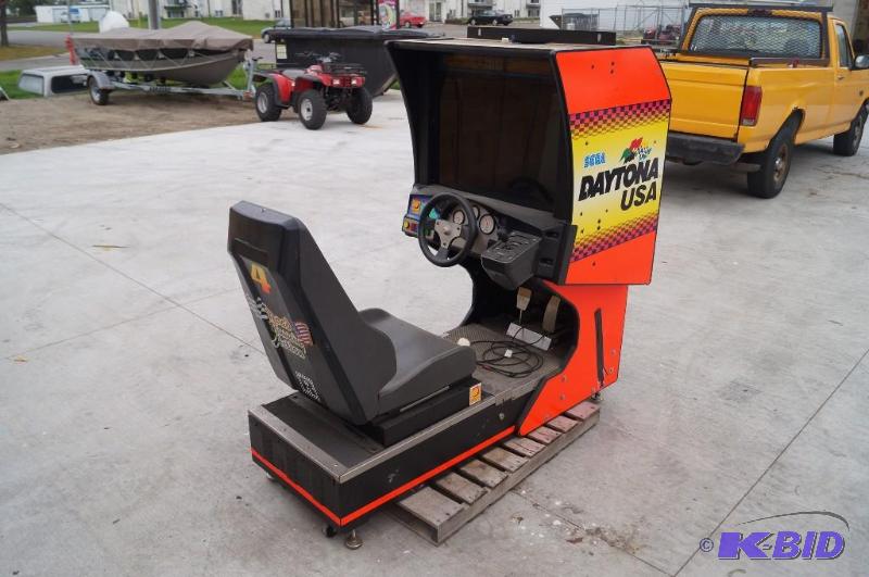 lot 10 image: Arcade game