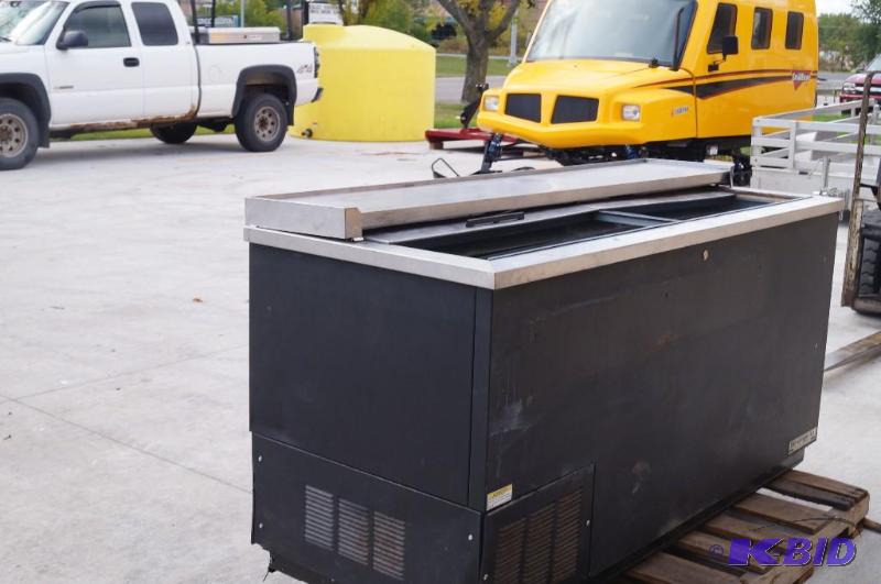lot 12 image: Commercial coolerfreezer