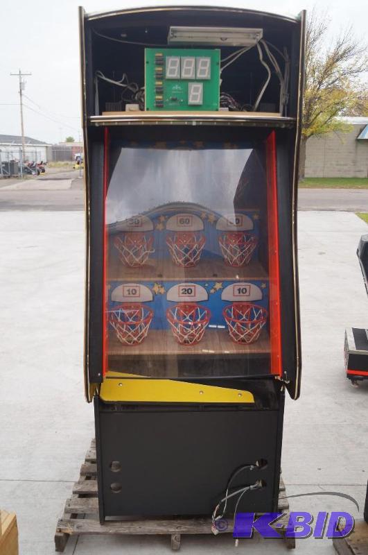 lot 7 image: Arcade game