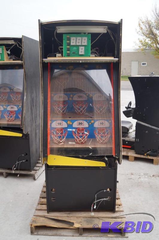 lot 8 image: Arcade game