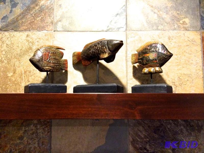 lot 20 image: LOT of 3 asian fish decor