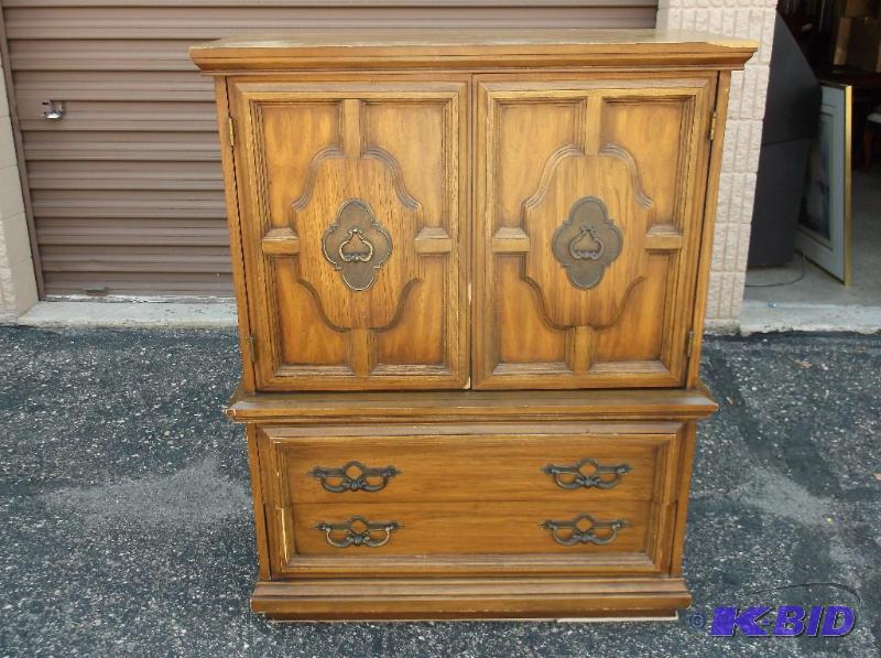 lot 15 image: Vintage 5 dovetailed drawer dresser has some ...