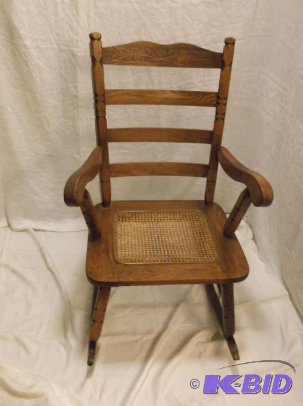 lot 24 image: Nice rocking chair measuring 19 34" acr...