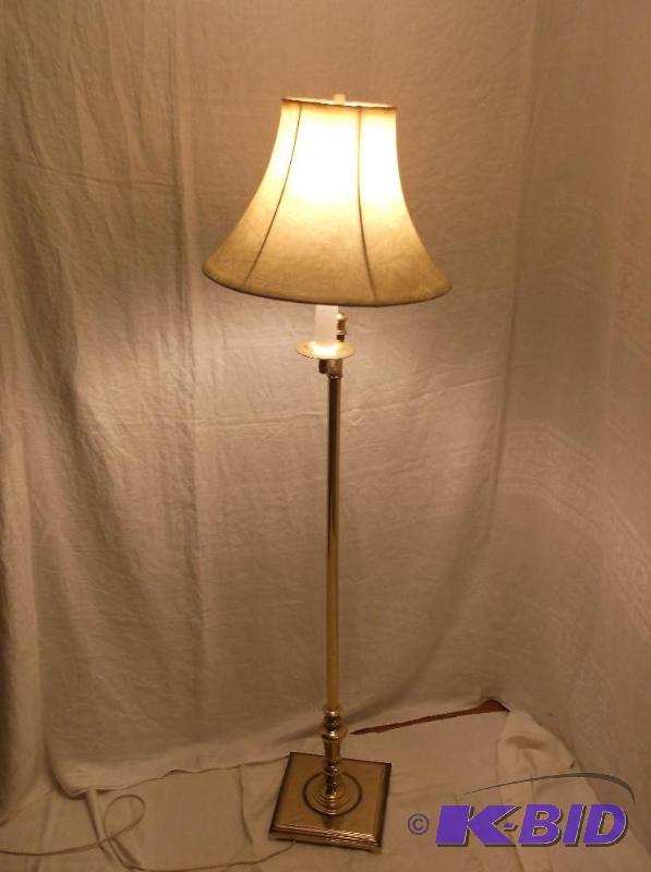 lot 29 image: Nice brass floor lamp has 3 way switch measur...
