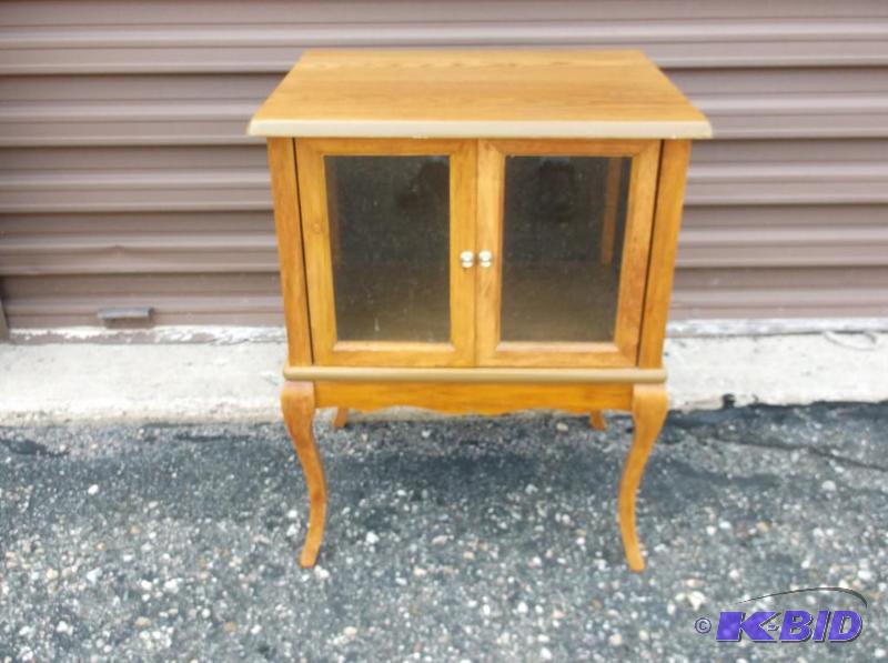 lot 5 image: Hutch style end table measuring 19" L x ...