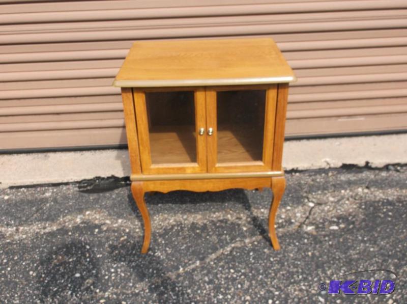 lot 6 image: Hutch style end table measuring 19" L x ...