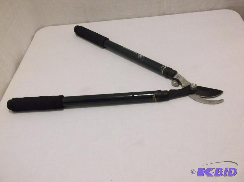 lot 78 image: Nice set of pruning clippers with extending h...
