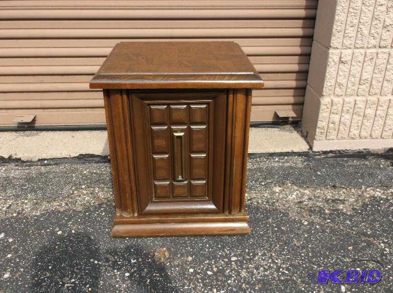 lot 8 image: Retro style end table measuring 17 12" ...