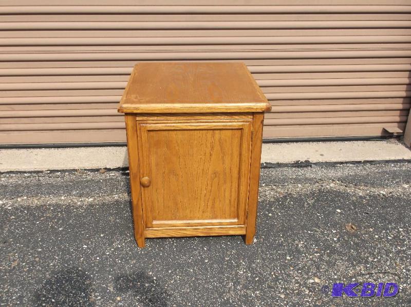 lot 9 image: Solid oak end tablecabinet measuring 20 12&...