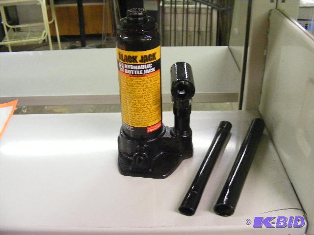 lot 113 image: Black Jack 2 ton hydraulic Bottle jack....