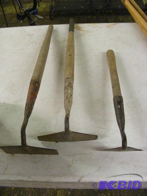 lot 118 image: 3 garden hoes, scoop shovel...