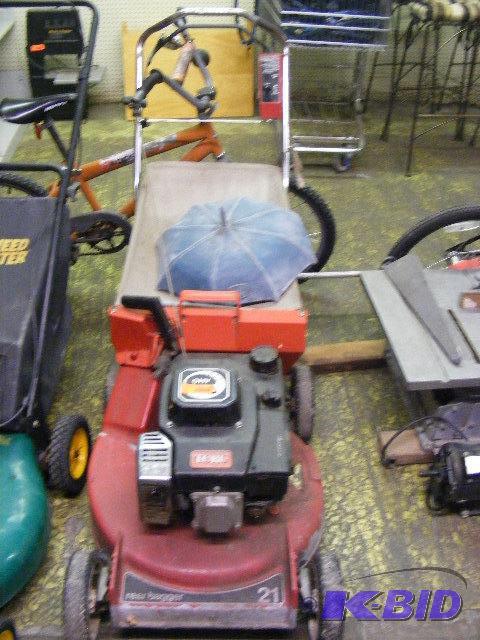 lot 595 image: Toro Lawn Mower, 21 cut with bagger attachm...