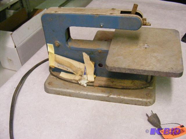 lot 604 image: Table Top Scroll Saw, dremel tool, untested...
