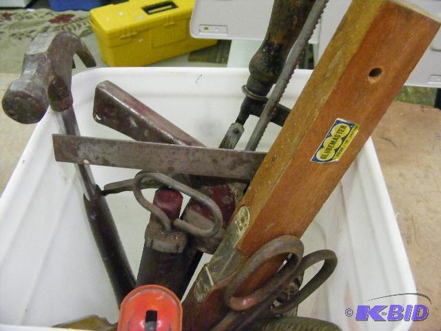 lot 610 image: Bucket of small hand tools and saw blades....