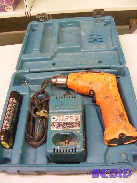lot 619 image: Makita Drill, spare battery and charger, unte...
