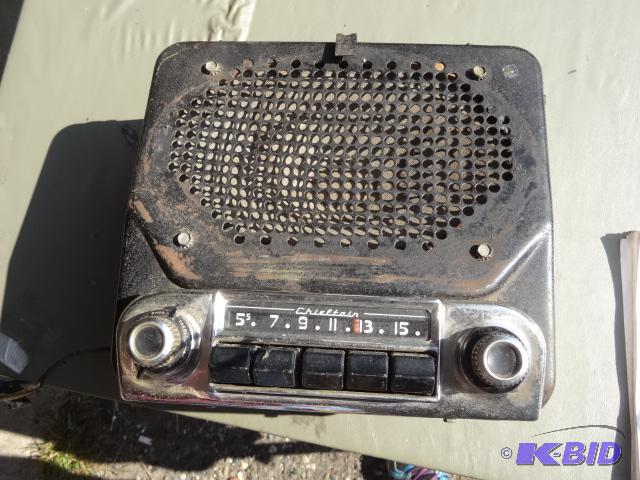 lot 117 image: Vintage Chieftain car radio. Model 984688...