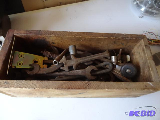 lot 123 image: Box of misc vintage tools...