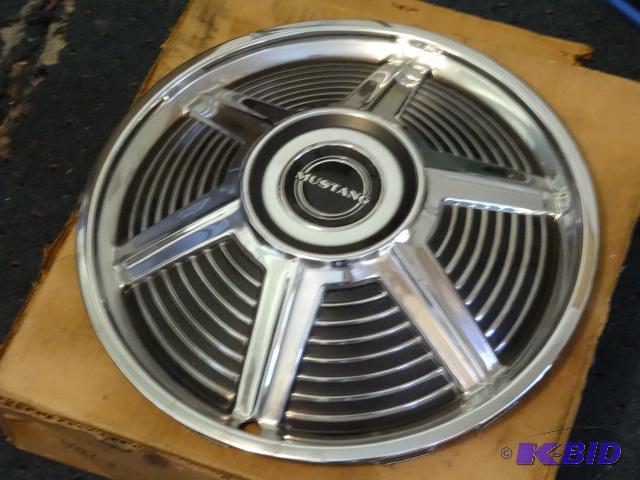 lot 178 image: Ford Mustang hub cap. C5ZZ-1130-J. New...