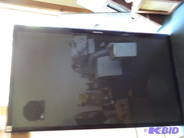 lot 194 image: Samsung flat panel TV. Screen is cracked. Mod...