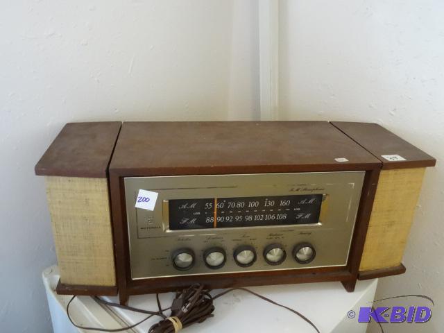lot 200 image: Motorola FM stereo phonic radio. Vintage...