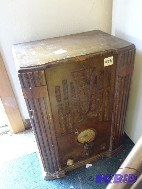 lot 202 image: Battery powered four tube superheterodyne rec...