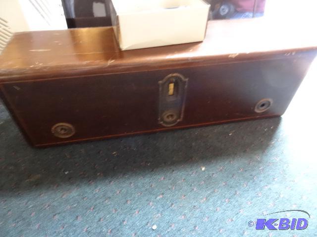 lot 204 image: Vintage RCA Radiola 17...