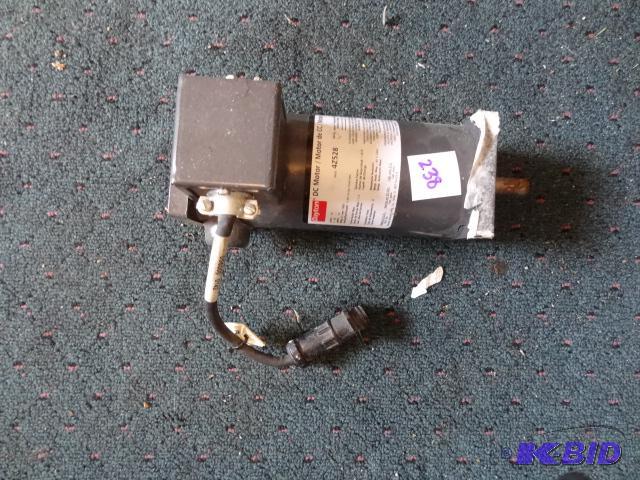 lot 238 image: Dayton DC motor 4Z528...