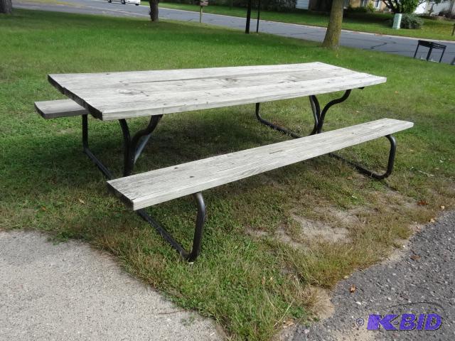 lot 260 image: 96 x 57 x 27 picnic table. Solid....