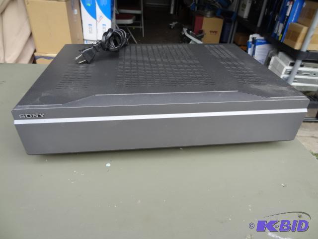 lot 46 image: Sony KW-34HD1 DTV box. DVI output...