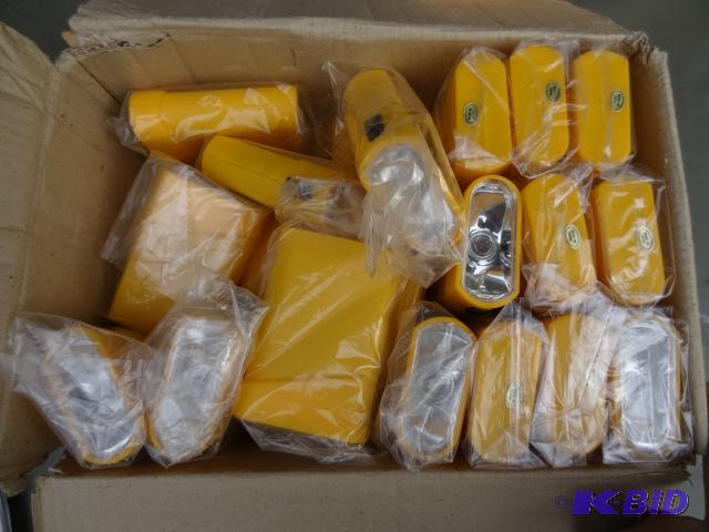 lot 47 image: Box of flashlights...