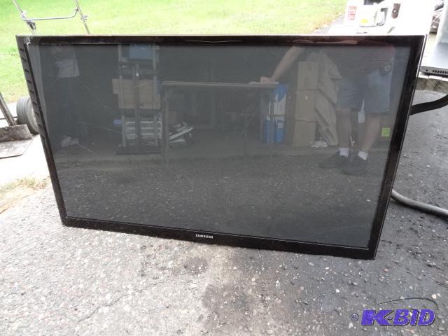 lot 70 image: 3 flat panel Tvs for parts. Broken screens...