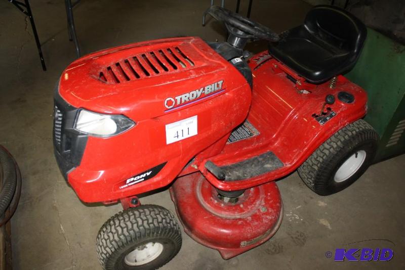 lot 411 image: Troy-Bilt Riding Lawn Mower Pony 7 Speed Tra...