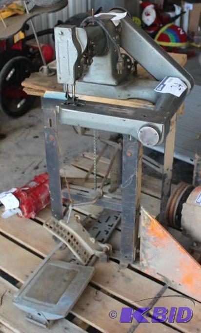 Singer Commercial Sewing Machine wStand 21&...