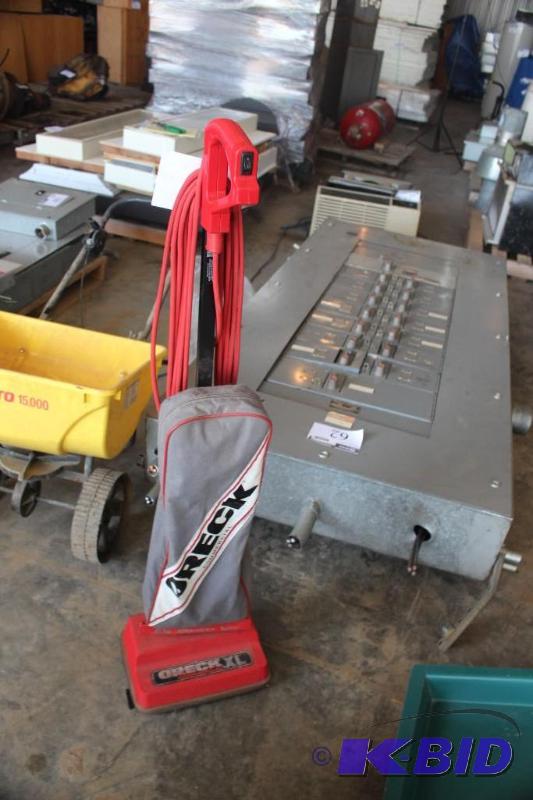 Oreck XL Vacuum Cleaner Model XL2000RH Incl...