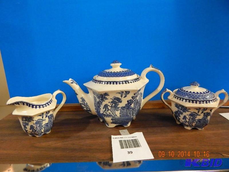 lot 39 image: Sadler tea set with creamer and sugar bowl. m...