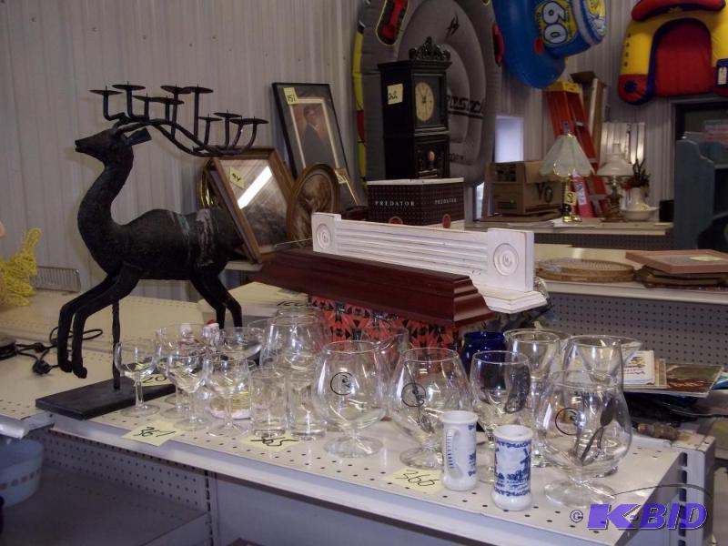 lot 10 image: Collection of Glassware, candle decor and she...