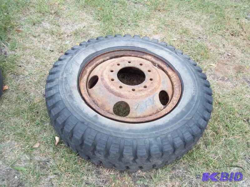 lot 12 image: Truck tire with rim 8.25-20...