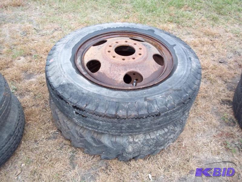 lot 14 image: 2 Truck tires with rim 7.50-20...